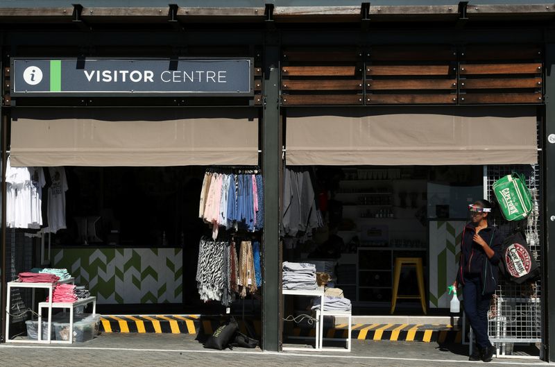 &copy; Reuters. A shopkeeper awaits visitors at the Table Mountain cableway station in Cape Town