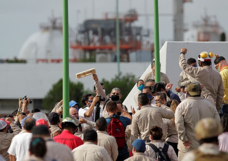 © Reuters. FILE PHOTO: Workers of the Mexican state oil firm PEMEX protest against Senator Samuel Garcia's proposal to close down the Cadereyta refinery as a measure to lower the levels of pollution in the air, in Cadereyta