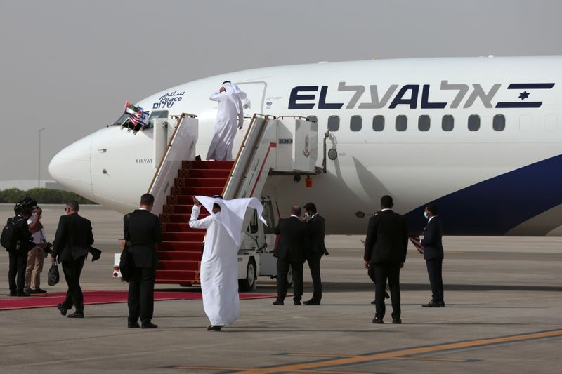 © Reuters. مراسلو رويترز: طائرة تقل مسؤولين إسرائيليين ومستشار ترامب تهبط في أبوظبي