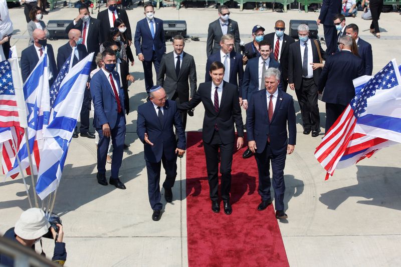 &copy; Reuters. Asesores del presidente estadounidense, Donald Trump, y del primer ministro israelí, Benjamin Netanyahu, antes de tomar el avión desde Tel Aviv a Emiratos Árabes Unidos
