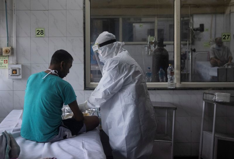 &copy; Reuters. Medical workers treat patients infected with the coronavirus disease (COVID-19) at a hospital in New Delhi