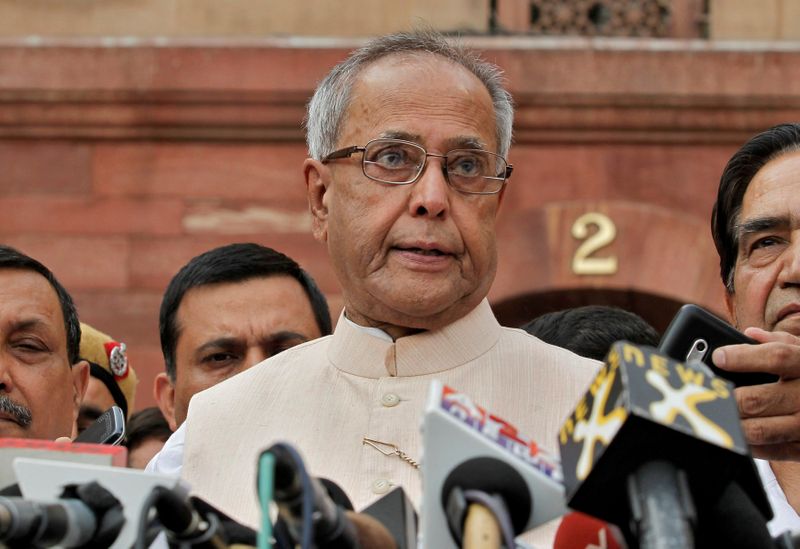 © Reuters. FILE PHOTO: Pranab Mukherjee speaks to media in the run-up to India's presidential election in 2012