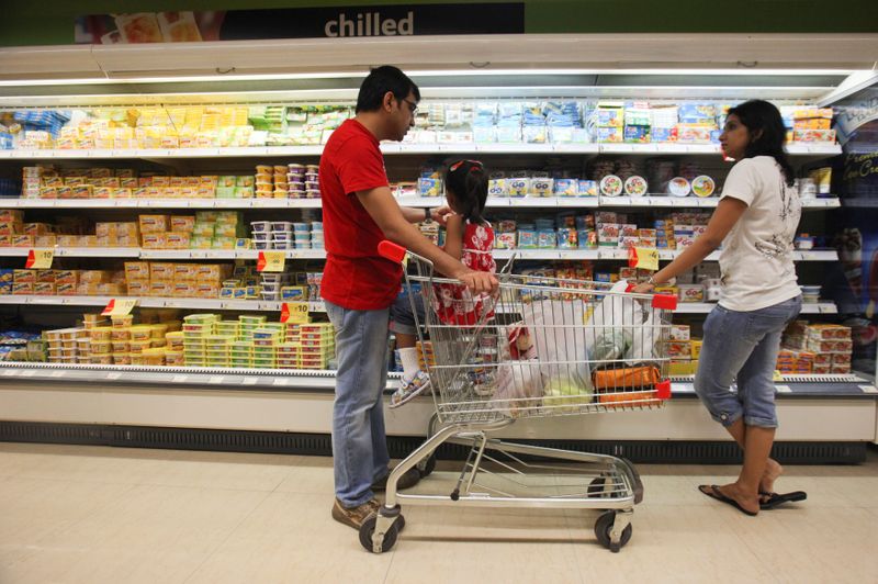 &copy; Reuters. FILE PHOTO: People shop in the chilled foods section of a Reliance Fresh supermarket in Mumbai