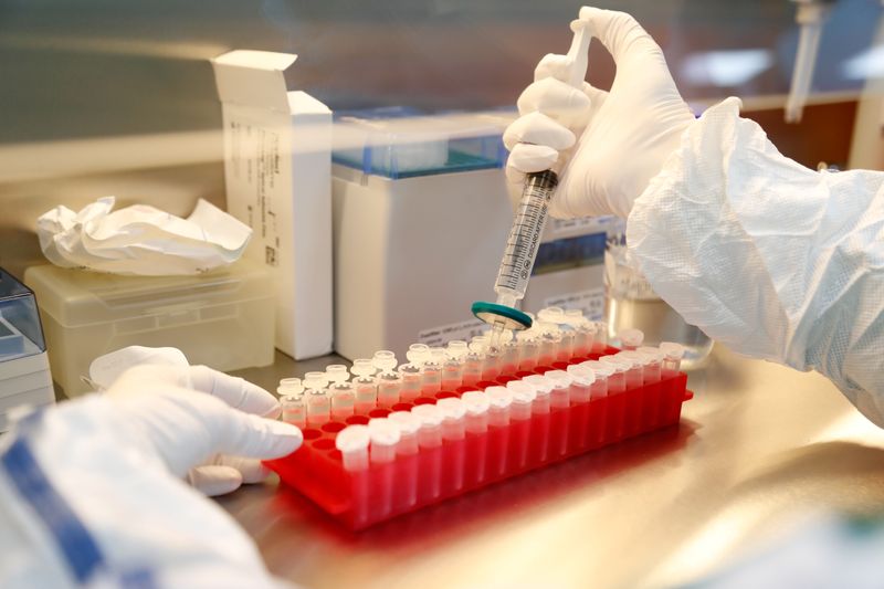 © Reuters. FILE PHOTO: Scientists develop a vaccine against COVID-19 in St Petersburg