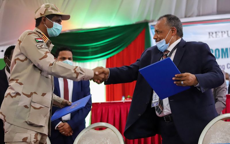 © Reuters. السودان يوقع اتفاق سلام مع جماعات متمردة رئيسية