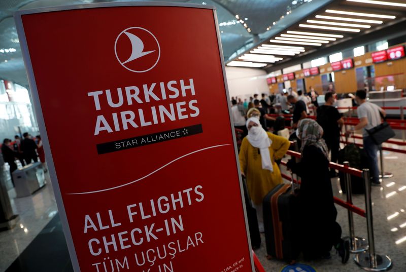 © Reuters. مسؤول نقابي: الخطوط الجوية التركية ستخفض أجور العاملين ولن تسرح موظفين