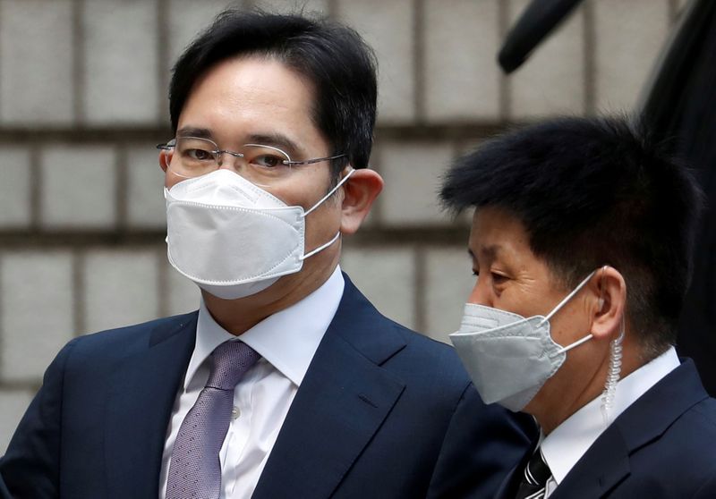 &copy; Reuters. Samsung Group heir Jay Y. Lee arrives for a court hearing to review a detention warrant request against him at the Seoul Central District Court in Seoul