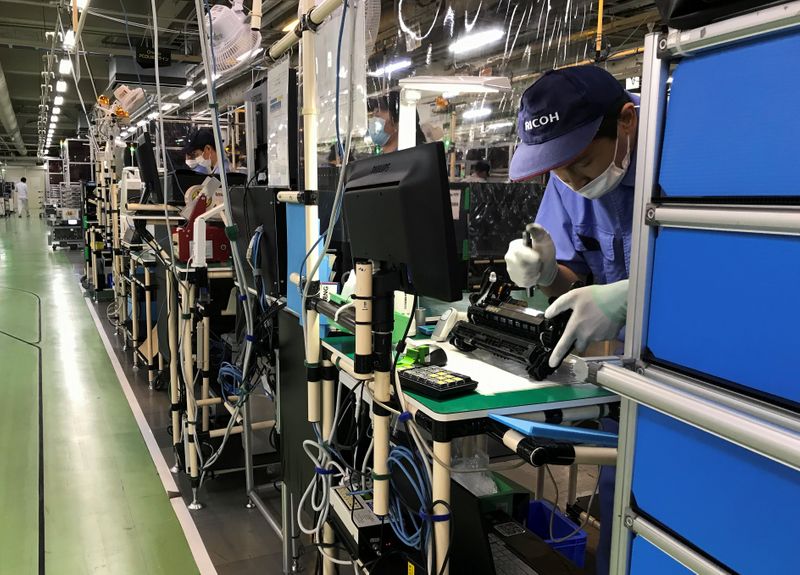 © Reuters. Сотрудник Ricoh на производственной линии завода компании, производящего комплектующие для принтеров в Ацуги, Япония