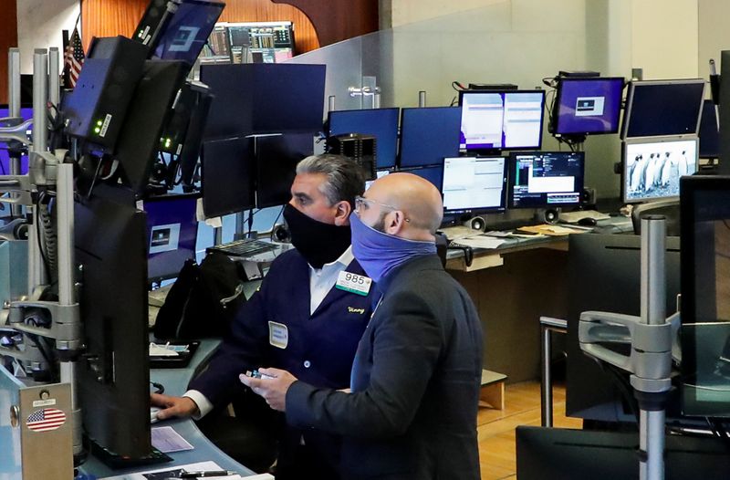 &copy; Reuters. Трейдеры на Нью-Йоркской фондовой бирже во время пандемии COVID-19