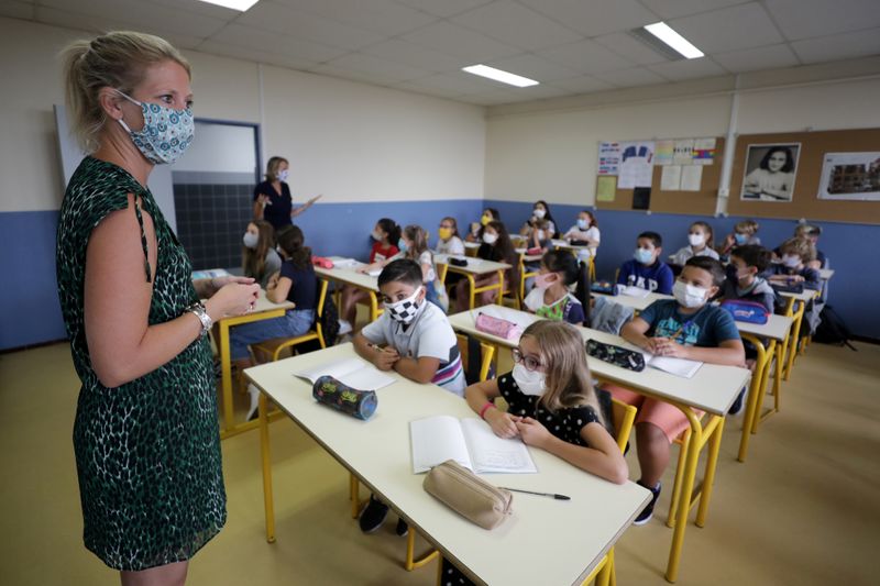 &copy; Reuters. French children resume school after summer break in Nice