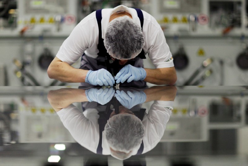 &copy; Reuters. Funcionário da Signet Solar em fábrica em Mochau, perto de Dresden