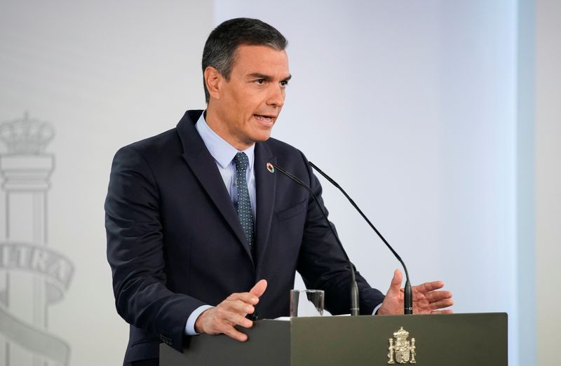 &copy; Reuters. FOTO DE ARCHIVO: El presidente del Gobierno, Pedro Sánchez, durante una conferencia de prensa después de una reunión de gabinete, en el Palacio de la Moncloa en Madrid, España