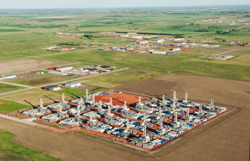 &copy; Reuters. FILE PHOTO: File photo of stacked rigs are seen along with other idled oil drilling equipment at a depot in Dickinson