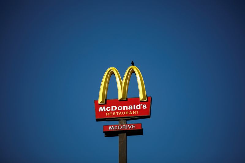 &copy; Reuters. Il logo di McDonald&apos;s presso Bretigny-sur-Orge, nei pressi di Parigi, 30 luglio 2020