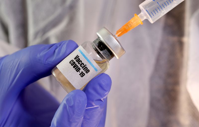 © Reuters. Frasco rotulado como sendo de vacina contra Covid-19 em foto de ilustração