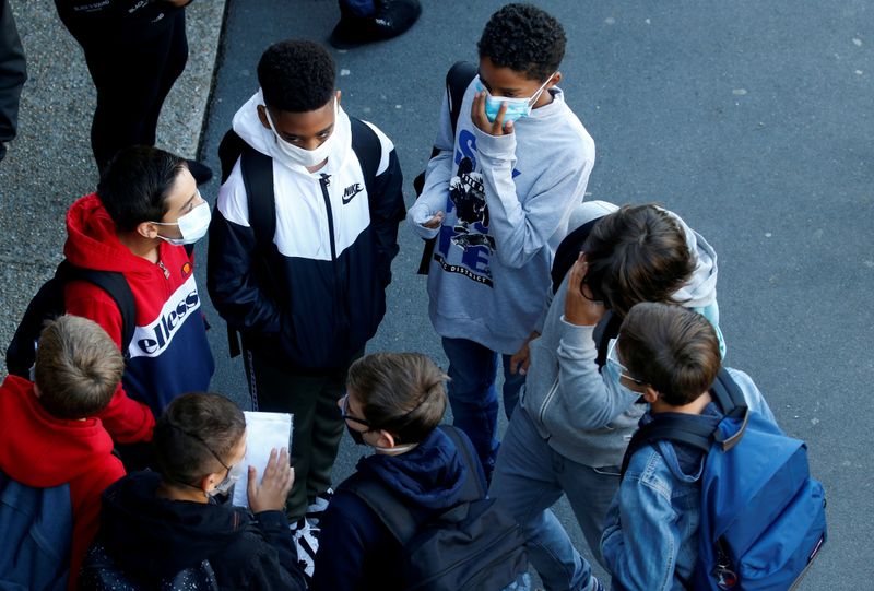 &copy; Reuters. Estudiantes de una escuela de secundaria de Saint-Leu-d&apos;Esserent, en Francia