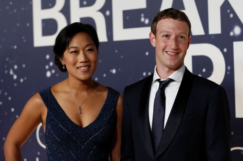 &copy; Reuters. FILE PHOTO: Mark Zuckerberg, founder and CEO of Facebook, and wife Priscilla Chan arrive on the red carpet during the 2nd annual Breakthrough Prize Award in Mountain View, California