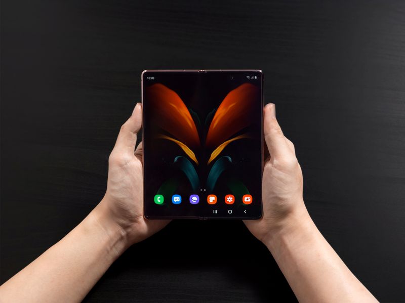 © Reuters. Handout shows Samsung Electronics' new foldable smartphone Galaxy Z Fold 2