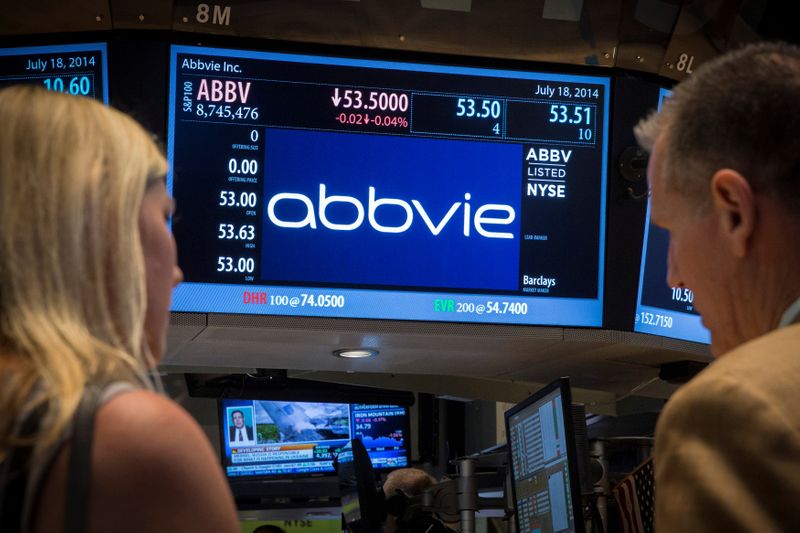 &copy; Reuters. FILE PHOTO: A screen displays the share price for drugmaker AbbVie on the floor of the New York Stock Exchange