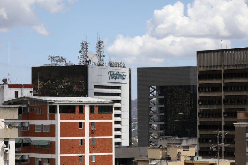 &copy; Reuters. FOTO DE ARCHIVO: Un edificio con el nombre de la compañía española de telecomunicaciones Telefónica en Caracas, Venezuela