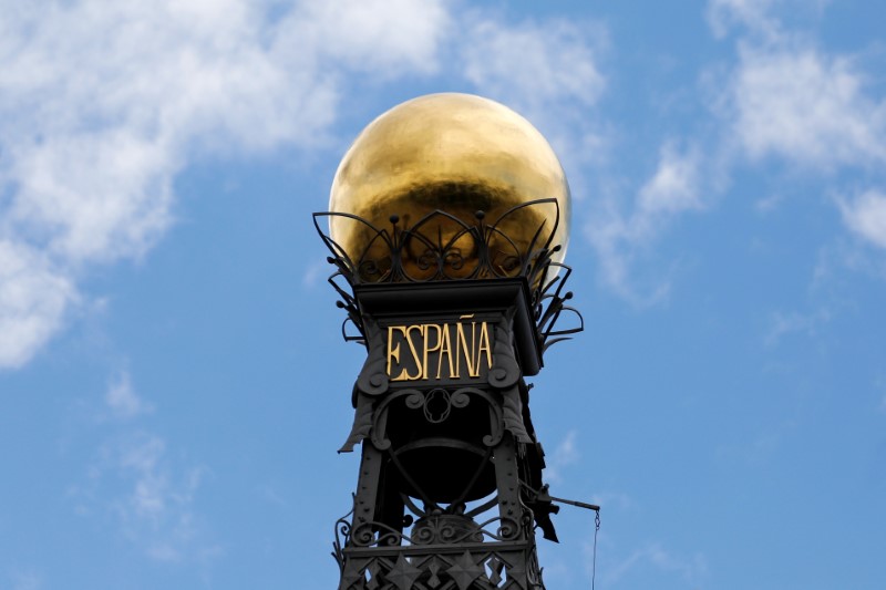 &copy; Reuters. FOTO DE ARCHIVO: bola dorada en el tejado de la sede del Banco de España en Madrid.  REUTERS/Paul Hanna