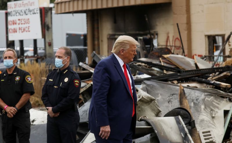 © Reuters. Presidente dos EUA, Donald Trump, visita local de protestos contra a brutalidade policial e a injustiça racial em Kenosha, no Wisconsin