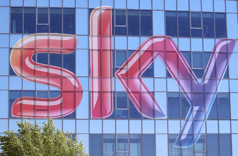 © Reuters. EUTELSAT RENOUVELLE UN CONTRAT AVEC SKY ITALIA ET SÉCURISE SES REVENUS