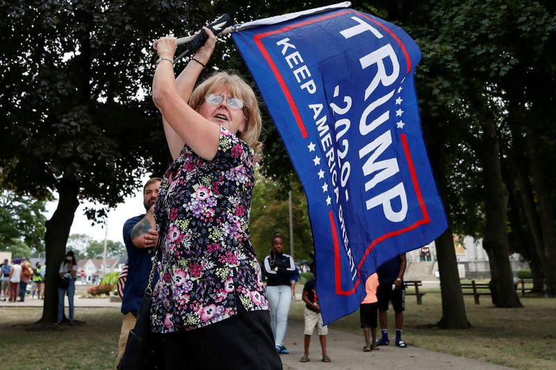 &copy; Reuters. Una partidaria del presidente de Estados Unidos, Donald Trump, agita una bandera en el parque del Centro Cívico durante su visita a Kenosha, Wisconsin, Estados Unidos.