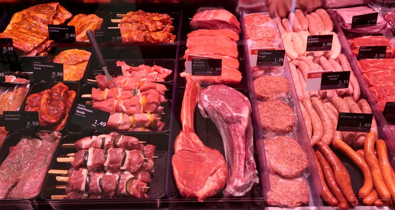 © Reuters. FILE PHOTO: Meat products are displayed in a supermarket in Berlin