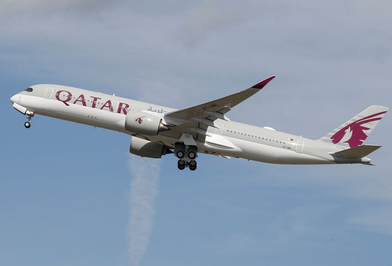 © Reuters. FILE PHOTO: A Qatar Airways aircraft takes off at the aircraft builder's headquarters of Airbus in Colomiers near Toulouse