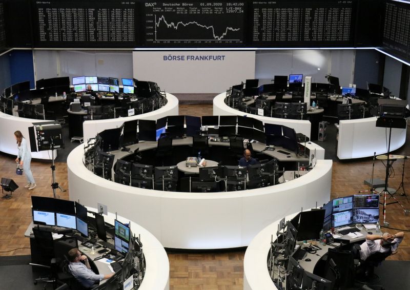 &copy; Reuters. FOTO DE ARCHIVO: Imagen de la rueda de la bolsa de valores de Fráncfort, Alemania