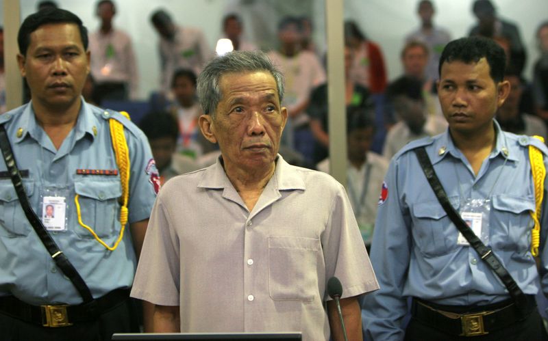 © Reuters. FOTO DE ARCHIVO: El exjefe de la prisión S-21 del Khmer Rouge, Duch, en una sala de audiencias durante un juicio preliminar en Phnom Penh