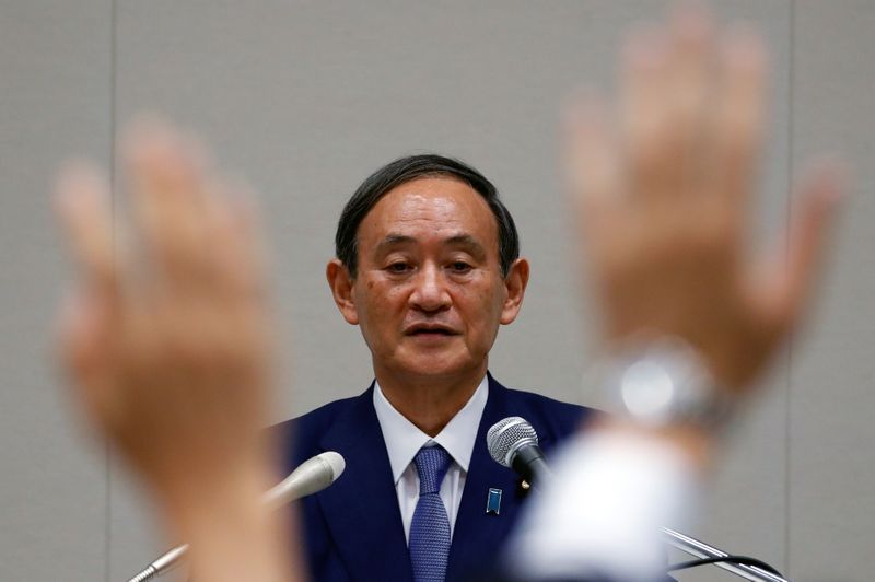 © Reuters. Yoshihide Suga, Japan's Chief Cabinet Secretary attends a news conference, in Tokyo