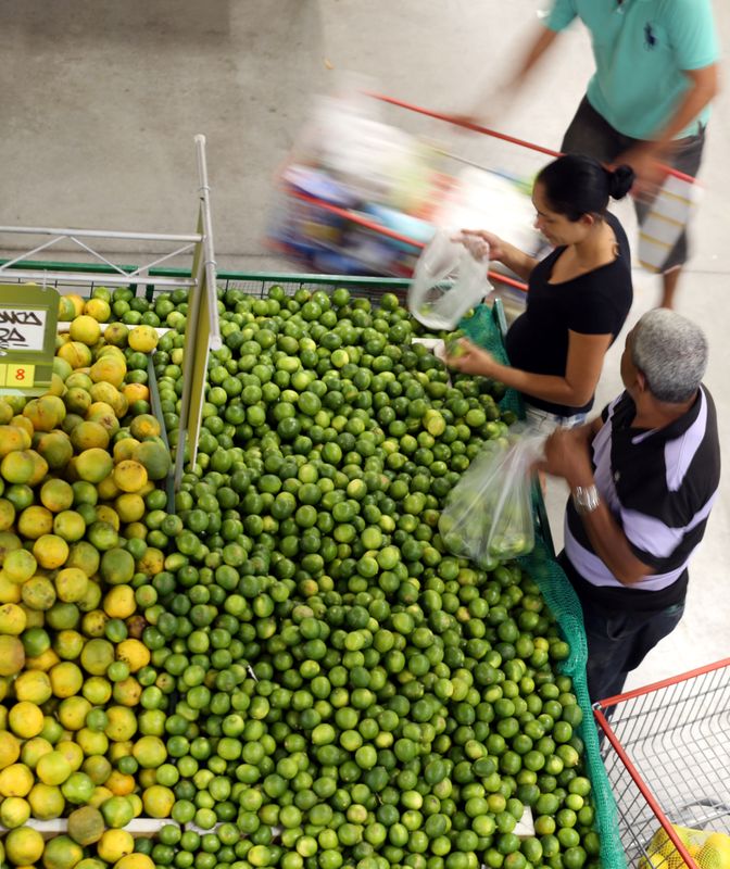 &copy; Reuters. Mercado em São Paulo