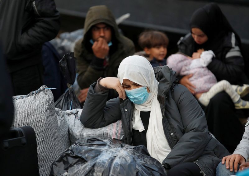 &copy; Reuters. FOTO DE ARCHIVO: Migrantes del campo de Moria, en Lesbos, en Grecia, 4 de mayo de 2020
