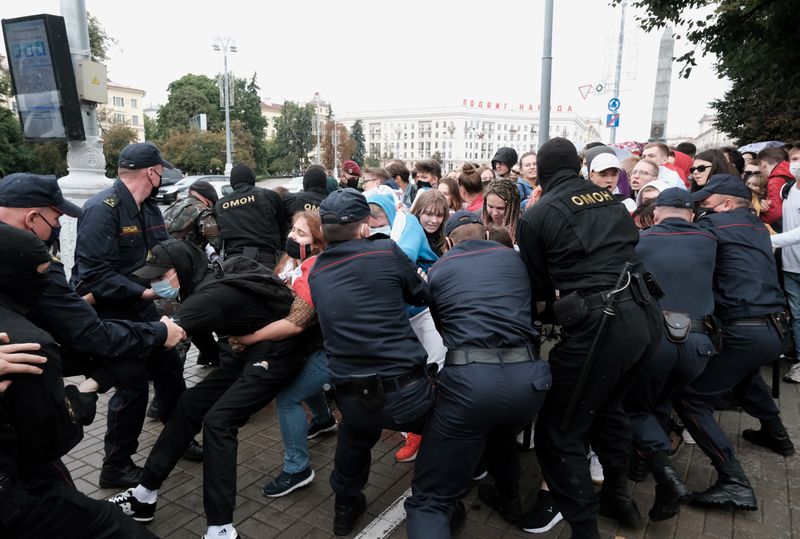 © Reuters. Students protest against presidential election results in Minsk