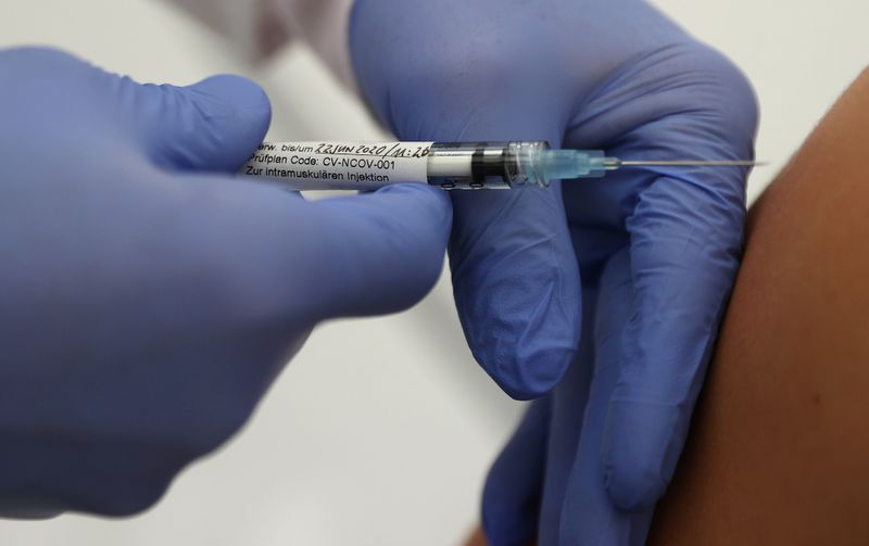&copy; Reuters. Il professor Gottfried Kremsner inietta un vaccino contro la malattia del coronavirus (Covid-19) sviluppato dalla società di biotecnologia tedesca CureVac a un volontario all&apos;inizio di una serie di test clinici a Tubinga