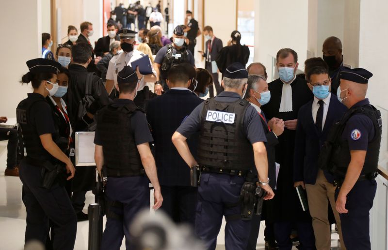 &copy; Reuters. Abogados hablan con la policía en el momento de su llegada en la apertura del juicio de los ataques de enero de 2015 en París contra el semanario satírico Charlie Hebdo, una policía en Montrouge y el supermercado kosher Hyper Cacher, en el juzgado de 