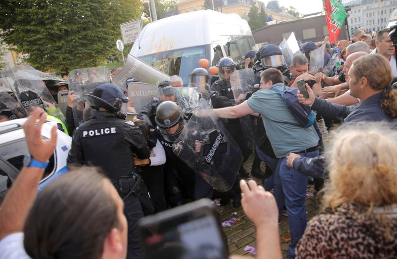 &copy; Reuters. الآلاف يحتجون على حكومة بلغاريا ويتشاجرون مع الشرطة
