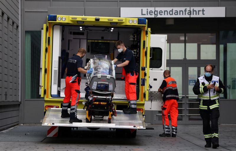 &copy; Reuters. Alcuni paramedici caricano una barella su un&apos;ambulanza che presumibilmente trasporta il leader dell&apos;opposizione russa Alexei Navalny al complesso ospedaliero Charite Mitte, dove riceverà cure mediche a Berlino