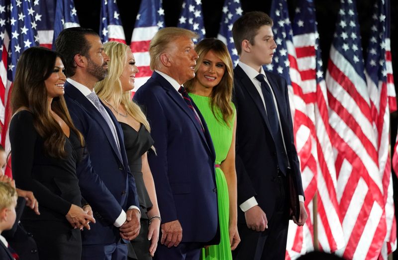 &copy; Reuters. Foto de archivo. El presidente de los Estados Unidos Donald Trump, la primera dama Melania Trump y su familia en Washington, Estados Unidos, el 27 de agosto de 2020