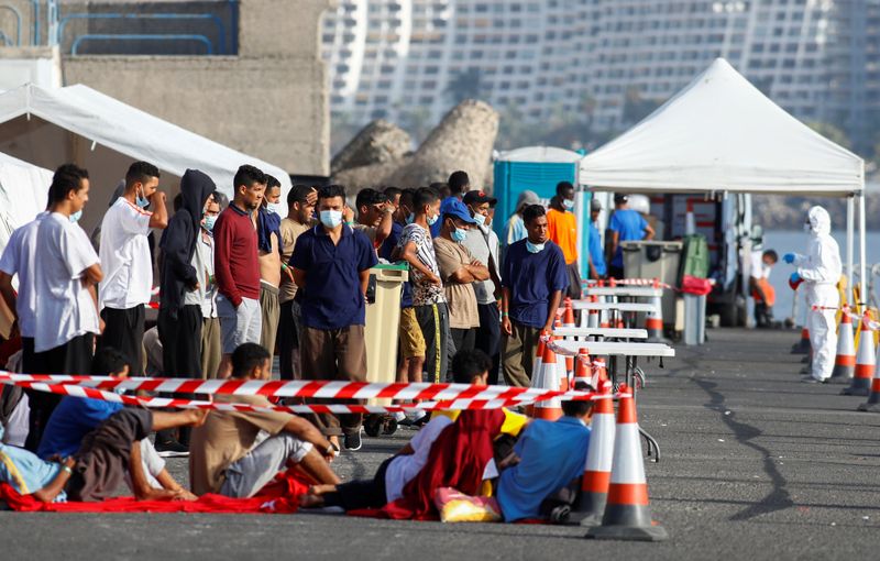 &copy; Reuters. Un grupo de inmigrantes en el puerto de Arguineguin, en Arguineguin, España