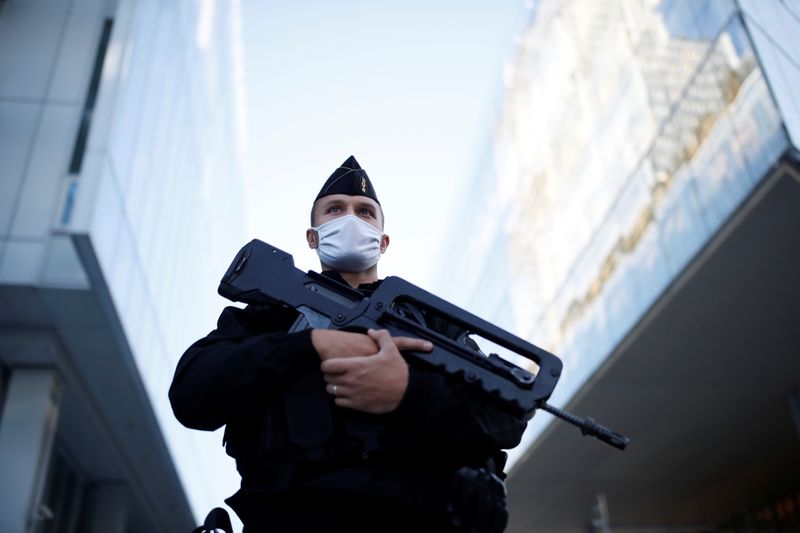 &copy; Reuters. Policial do lado de fora de tribunal durante julgamento do Charlie Hebdo