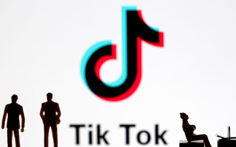 &copy; Reuters. Figuras 3-D frente al logo de Tik Tok en esta ilustración