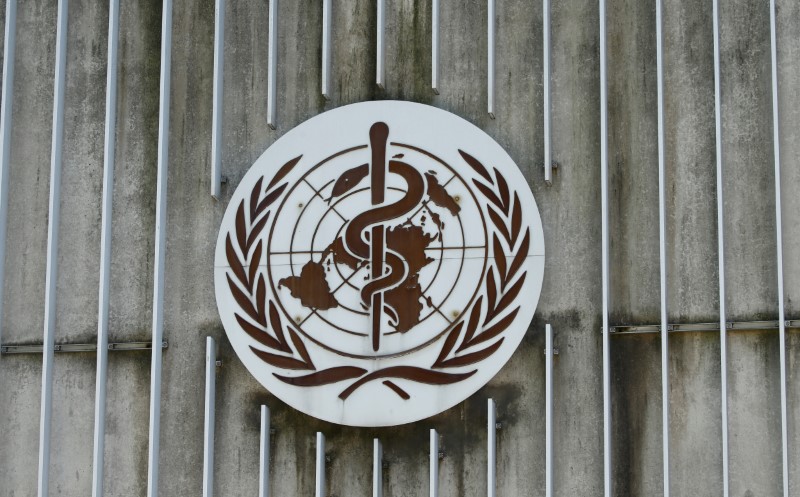 &copy; Reuters. FOTO DE ARCHIVO: El logotipo de la Organización Mundial de la Salud en Ginebra