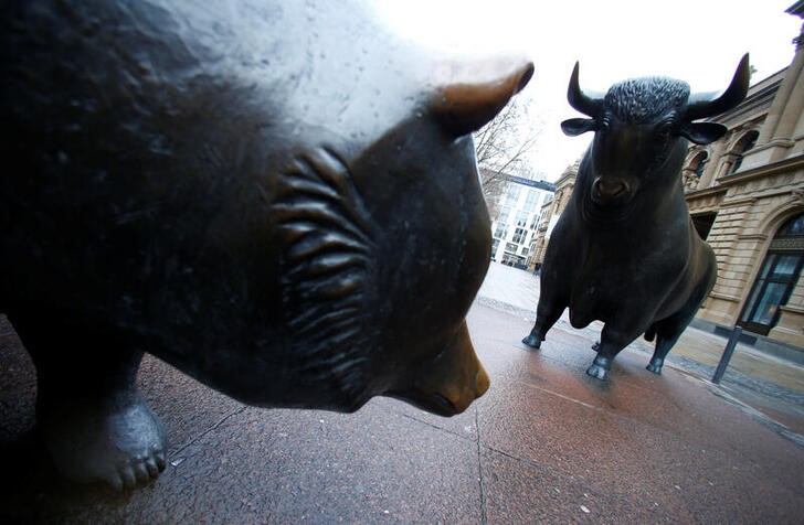 &copy; Reuters. Imagen de archivo de estatuas del oso y el toro al exterior de la Bolsa de Fráncfort, Alemania.