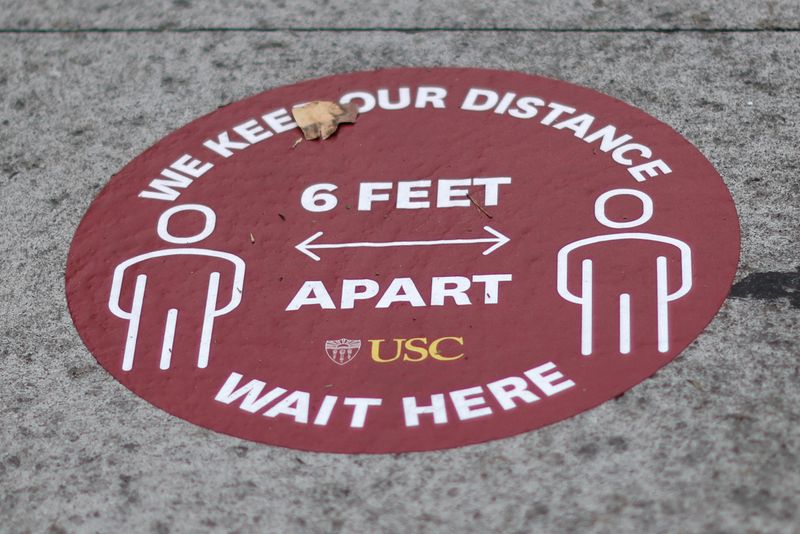 &copy; Reuters. FILE PHOTO: A social distancing marker is seen on an empty University of Southern California (USC) campus, amid the outbreak of the coronavirus disease (COVID-19), in Los Angeles