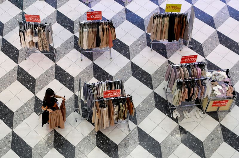 &copy; Reuters. FILE PHOTO: A shopper wearing a protective face mask is seen at a site selling women&apos;s clothes inside a shopping mall, amid the coronavirus disease (COVID-19) outbreak in Tokyo