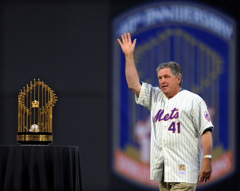 &copy; Reuters. FILE PHOTO: Former New York Mets pitcher Seaver waves during celebration of 40th anniversary of their 1969 World Championship  in New York