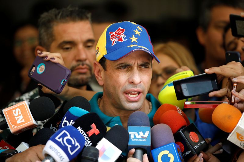 &copy; Reuters. El líder de la oposición de Venezuela, Henrique Capriles, habla con los medios de comunicación después de emitir su voto durante las elecciones nacionales para nuevos gobernadores en Caracas en 2017